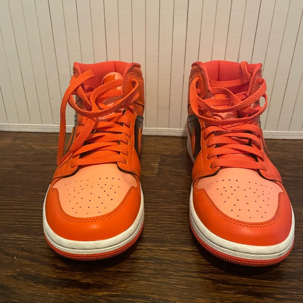 Jordan 1 Mid SE
Rush Orange Crimson Bliss (Women's)